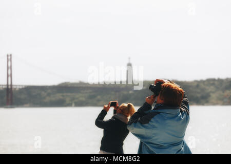 Les touristes photographier Lisbonne - Travel Concept - copy space Banque D'Images