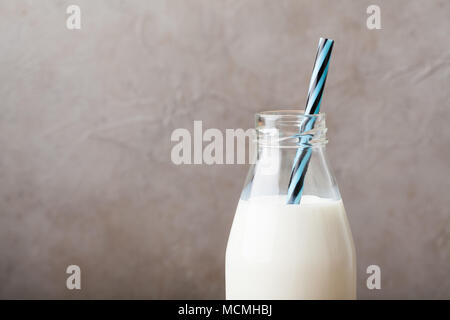 Bouteille de lait sur fond sombre avec copie espace. Banque D'Images