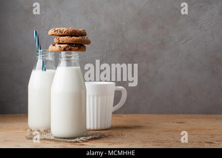 Deux bouteilles de lait et de chocolat sur fond sombre avec copie espace. Banque D'Images