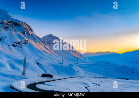 Beau paysage de neige de la vallée alpine avec road et lumière du matin Suisse Banque D'Images