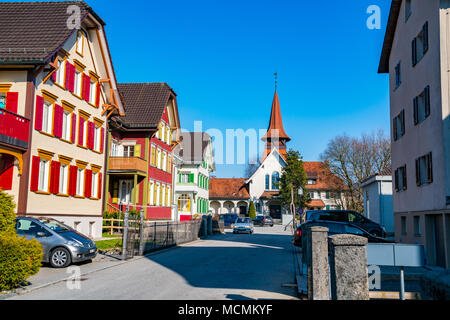 Zürich, Suisse - 24 mars, 2018 : Avis de maison coloré et de l'église au village d'Appenzell en Suisse Banque D'Images