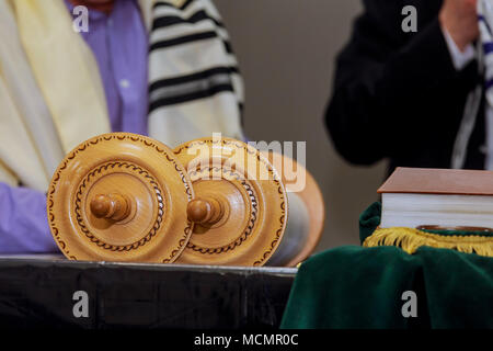 Barmitzvah lecture Torah scrolls près de Mur Occidental à saint dans la synagogue des Juifs orthodoxes portant la prière Banque D'Images