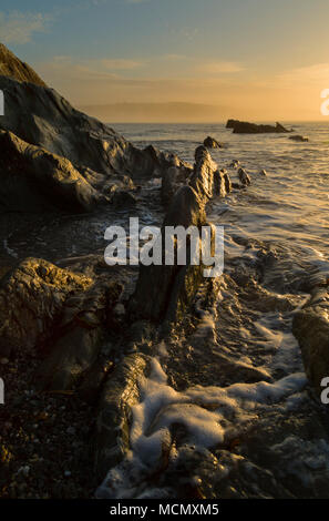 Au cours de l'aube Hannafore Beach in South East Cornwall Banque D'Images