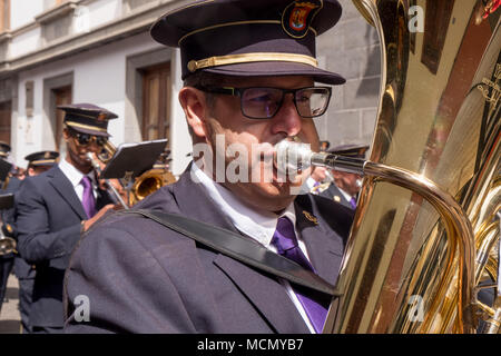 Tenerife, Îles Canaries, une marche brass band joue au cours de la Semaine sainte dimanche des Rameaux procession à travers les rues de La Laguna. Banque D'Images