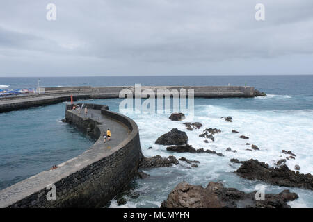 Puerto de la Cruz, Tenerife, Canaries ; port de la ville, mur et l'état de la mer que le vent se lève à partir de l'arrivée d'une tempête. Banque D'Images