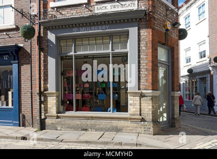 Mulberry vitrine magasin extérieur de la façade du magasin dans le centre-ville Swinegate York North Yorkshire Angleterre Royaume-Uni GB Grande-Bretagne Banque D'Images