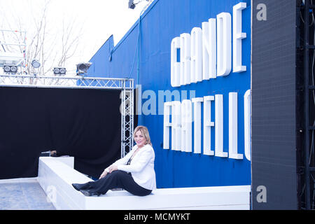 Roma, Italie. Apr 16, 2018. L'actrice italienne et directeur Simona Izzo Une séance de photos pour la presse Présentation de la nouvelle édition de la classe Fratello en face de la Casa Grande Fratello dans les studios de Cinecittà à Rome Crédit : Matteo Nardone/Pacific Press/Alamy Live News Banque D'Images