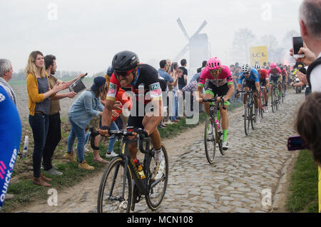 Templeuve, France, 8 avril 2018, Champion Olympique Greg Van Avermaet dirige Sep Vanmarcke et Wout van Aert au Templeuve - Moulin-de-Vertain sect Banque D'Images