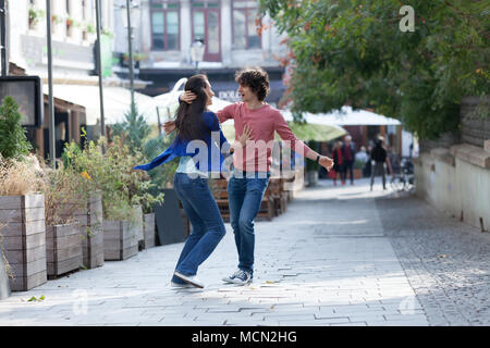 Quel beau couple danser le West Coast Swing dans les rues, insouciant et heureux. Banque D'Images