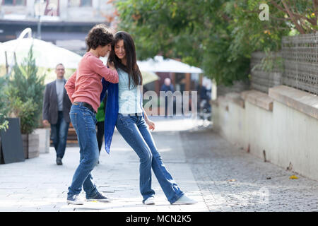 Quel beau couple danser le West Coast Swing dans les rues, insouciant et heureux. Banque D'Images