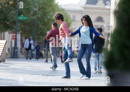 Quel beau couple danser le West Coast Swing dans les rues, insouciant et heureux. Banque D'Images