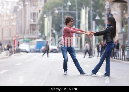 Quel beau couple danser le West Coast Swing dans les rues, insouciant et heureux. Banque D'Images