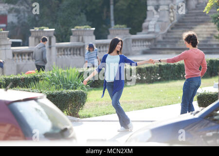 Quel beau couple danser le West Coast Swing dans les rues, insouciant et heureux. Banque D'Images