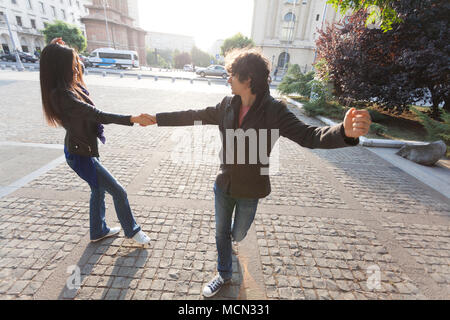 Quel beau couple danser le West Coast Swing dans les rues, insouciant et heureux. Banque D'Images