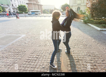 Quel beau couple danser le West Coast Swing dans les rues, insouciant et heureux. Banque D'Images