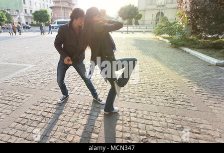 Quel beau couple danser le West Coast Swing dans les rues, insouciant et heureux. Banque D'Images