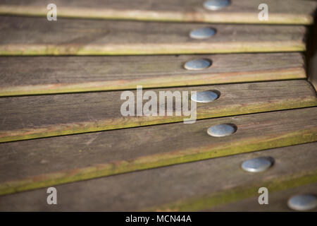 Des lattes de bois dans un banc circulaire dans un parc public dans le Somerset England UK. Banque D'Images