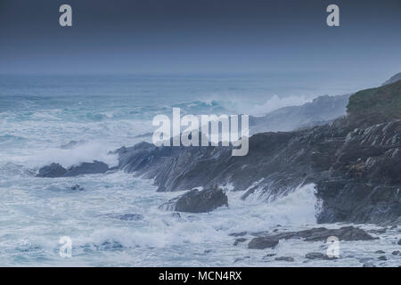 Météo France - mer agitée à peu de conditions dans Fistral Newquay Cornwall. Banque D'Images