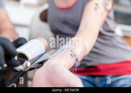 Close-up de la main d'un tatoueur qualifiés Banque D'Images