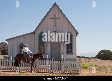 Cowboy à cheval en face de l'église dans la vieille ville de l'ouest Banque D'Images