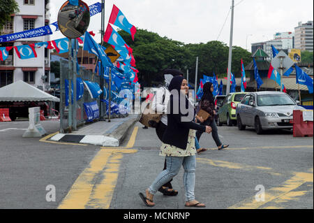 Kuala Lumpur, Malaisie, le 17 avril 2018. Drapeaux de la campagne de Malaisie est parti de l'opposition, parti Keadilan Rakyat(PKR, Parti de la Justice du Peuple) voler à Kuala Lumpur, Malaisie, le 17 avril 2018. La Malaisie va aux urnes le 9 mai pour la 14e élection générale. Crédit : Chris JUNG/Alamy Live News Banque D'Images