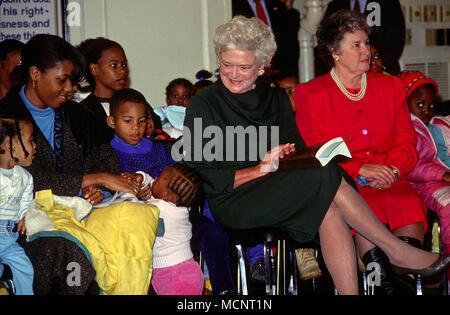 Washington, District de Columbia, Etats-Unis. 23 Oct, 1992. First Lady Barbara Bush assiste à une fête de Noël pour enfants à la Mission de l'Union centrale, un refuge pour sans-abri dans la région de Washington, DC, le 13 décembre, 1989.Crédit : Howard L. Sachs/CNP Crédit : Howard L. Sachs/CNP/ZUMA/Alamy Fil Live News Banque D'Images