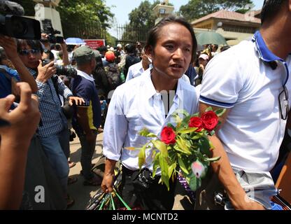 Yangon, Myanmar. Apr 17, 2018. Un prisonnier libéré sort de la prison d'Insein à Yangon, Myanmar, le 17 avril 2018. Le gouvernement du Myanmar a accordé l'amnistie aux 51 étrangers en prison dans le pays, selon un communiqué du Bureau du président mardi. Credit : U Aung/Xinhua/Alamy Live News Banque D'Images