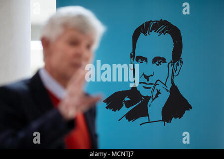 17 avril 2018, Erfurt, Thuringe : Wolfgang Holler, directeur général des musées de la Fondation classiques de Weimar, debout dans l'Angermuseum Erfurt à côté d'une photo par Walter Gropius. La Fondation Weimar Classique est la publicité de l'exposition 'anniversaire 100 ans d'Baubaus» avec icônes sélectionnées du Bauhaus travaille à 11 endroits dans la Thuringe. Photo : Arifoto Ug/Michael Reichel/dpa Banque D'Images