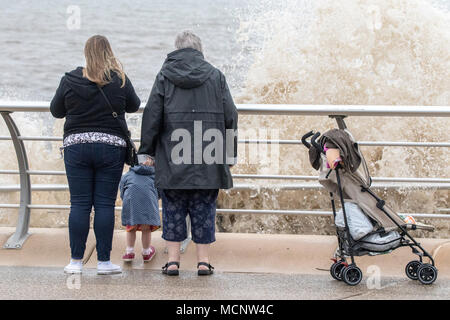 Venteux, Blackpool, Lancashire. 17 avril 2018. Météo britannique. Comme certaines régions du Royaume-Uni se prélasser dans le panache d'espagnol, des Dodgers de prendre leurs chances d'onde contre les hautes vagues fracassant contre le mur de la mer sur le front de mer de Blackpool. Credit : Cernan Elias/Alamy Live News Banque D'Images