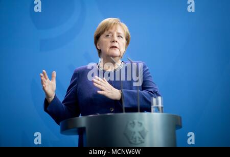 Berlin, Allemagne. 17 avril 2018, Berlin, Allemagne : la chancelière allemande Angela Merkel de l'Union chrétienne-démocrate (CDU) s'exprimant lors d'une conférence de presse à la Chancellerie fédérale. Photo : Kay Nietfeld/dpa dpa : Crédit photo alliance/Alamy Live News Banque D'Images