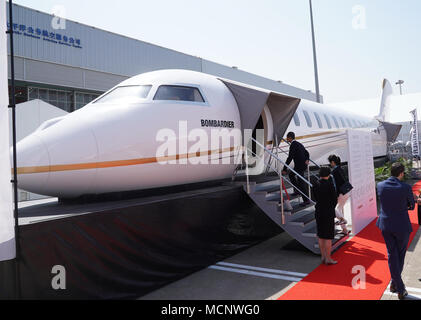 Beijing, Chine. Apr 17, 2018. Le modèle de Bombardier Global 7000 s'affiche dans l'Asian Business Aviation Conference and Exhibition (ABACE) à l'Aéroport International de Shanghai Hongqiao de Shanghai, en Chine orientale, le 17 avril 2018. L'ABACE ont démarré le mardi et durera jusqu'en avril 19, qui a attiré plus de 170 entreprises à travers le monde de participer à l'exposition. Crédit : Chen Fei/Xinhua/Alamy Live News Banque D'Images