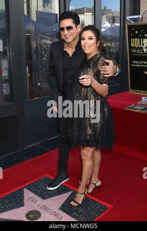 Mario Lopez, Eva Longoria à la cérémonie d'intronisation pour l'étoile sur le Hollywood Walk of Fame pour Eva Longoria, Hollywood Boulevard, Los Angeles, CA, 16 avril 2018. Photo par : Priscilla Grant/Everett Collection Banque D'Images