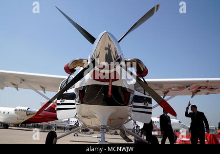 Beijing, Chine. Apr 17, 2018. L'hélice d'un avion d'entreprise s'affiche dans l'Asian Business Aviation Conference and Exhibition (ABACE) à l'Aéroport International de Shanghai Hongqiao de Shanghai, en Chine orientale, le 17 avril 2018. L'ABACE ont démarré le mardi et durera jusqu'en avril 19, qui a attiré plus de 170 entreprises à travers le monde de participer à l'exposition. Crédit : Chen Fei/Xinhua/Alamy Live News Banque D'Images