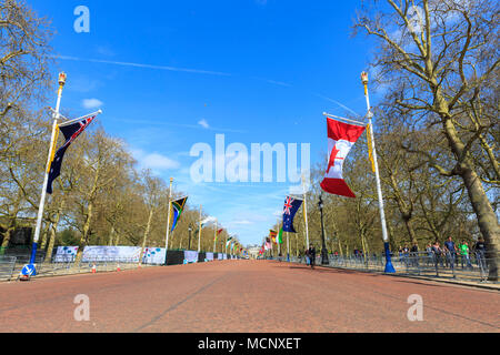 Green Park, Londres, 17 avril 2018. Pall Mall est fermée à la circulation et sont décorées avec des drapeaux du Commonwealth. Les touristes et les Londoniens, profitez d'une belle journée de printemps ensoleillée à Londres avec un ciel bleu et des températures chaudes. Credit : Imageplotter News et Sports/Alamy Live News Banque D'Images