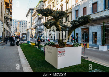 Milan, Italie - 17 Avril 2018 : Milan accueille la foire internationale de meubles et design (Salone del Mobile), où les concepteurs, architectes, concepteurs, éditeurs, et les passionnés de la dernière enquête dans le mobilier, l'éclairage, la décoration, et plus de crédit : Alexandre Rotenberg/Alamy Live News Banque D'Images