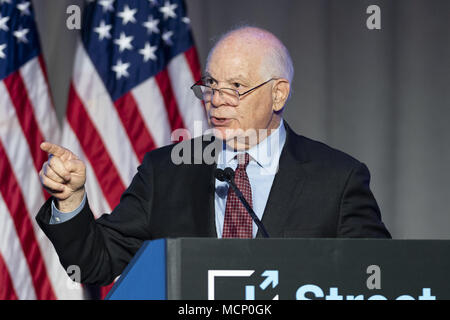 Washington, DC, USA. Apr 16, 2018. Le sénateur BEN CARDIN (D - MD) s'exprimant lors de la Conférence nationale J Street à Washington, DC Le 16 avril 2018 Crédit : Michael Brochstein/ZUMA/Alamy Fil Live News Banque D'Images