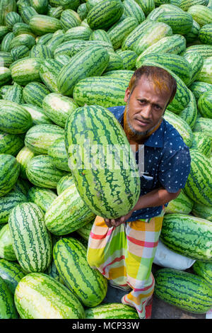 Dhaka, Bangladesh. Apr 17, 2018. Des ouvriers à un marché de gros des fruits frais de décharge de pastèques bateaux dans la rivière Buriganga dans waizghat salon, Dhaka, Bangladesh, le 17 avril 2018. Credit : Jahangir Alam Onuchcha/Alamy Live News Banque D'Images