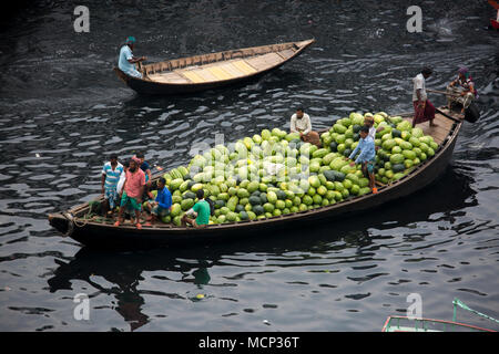 Dhaka, Bangladesh. Apr 17, 2018. Des ouvriers à un marché de gros des fruits frais de décharge de pastèques bateaux dans la rivière Buriganga dans waizghat salon, Dhaka, Bangladesh, le 17 avril 2018. Credit : Jahangir Alam Onuchcha/Alamy Live News Banque D'Images