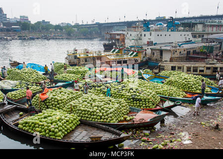 Dhaka, Bangladesh. Apr 17, 2018. Des ouvriers à un marché de gros des fruits frais de décharge de pastèques bateaux dans la rivière Buriganga dans waizghat salon, Dhaka, Bangladesh, le 17 avril 2018. Credit : Jahangir Alam Onuchcha/Alamy Live News Banque D'Images