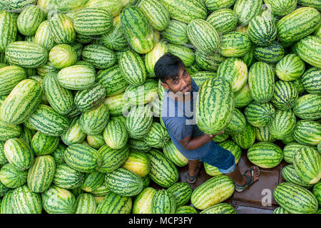 Dhaka, Bangladesh. Apr 17, 2018. Des ouvriers à un marché de gros des fruits frais de décharge de pastèques bateaux dans la rivière Buriganga dans waizghat salon, Dhaka, Bangladesh, le 17 avril 2018. Credit : Jahangir Alam Onuchcha/Alamy Live News Banque D'Images