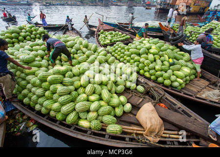 Dhaka, Bangladesh. Apr 17, 2018. Des ouvriers à un marché de gros des fruits frais de décharge de pastèques bateaux dans la rivière Buriganga dans waizghat salon, Dhaka, Bangladesh, le 17 avril 2018. Credit : Jahangir Alam Onuchcha/Alamy Live News Banque D'Images