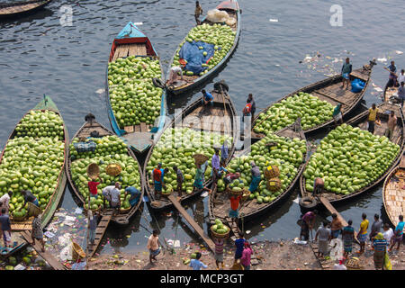 Dhaka, Bangladesh. Apr 17, 2018. Des ouvriers à un marché de gros des fruits frais de décharge de pastèques bateaux dans la rivière Buriganga dans waizghat salon, Dhaka, Bangladesh, le 17 avril 2018. Credit : Jahangir Alam Onuchcha/Alamy Live News Banque D'Images