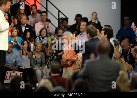 Fichier : 17 avr, 2018. L'ancienne première Dame Barbara Bush 1925 - 2018. Photo prise : Miami, USA. Jun 15, 2015. Ancien gouverneur de Floride Jeb Bush sur la scène pour annoncer sa candidature à l'investiture présidentielle républicaine de 2016 à Miami Dade College - Campus Kendall Theodore Gibson Health Centre (gymnase) 15 juin 2015 à Miami, en Floride. Credit : tempêtes Media Group/Alamy Live News Banque D'Images