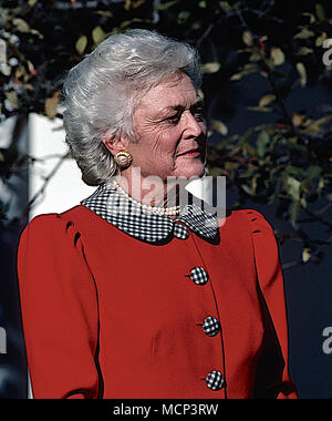 Fichier PHOO*** ***BARBARA BUSH NOUS A QUITTÉS (1925-2018) Washington, DC., USA, le 30 novembre 1989, Barbara Bush écoute ses husbnd Preident George H. W. Bush s'exprimer, au cours d'une cérémonie à la Roseraie de la Maison Blanche. Credit : Mark Reinstein/MediaPunch Banque D'Images