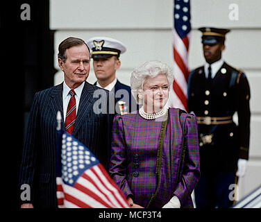 Fichier PHOO*** ***BARBARA BUSH NOUS A QUITTÉS (1925-2018) Washington, DC., USA, 11 janvier 1990 Barbara Bush se tient à côté d'elle husbnd Preident George H. W. Bush à l'extérieur du portique sud entrée diplomatique à la Maison Blanche pendant qu'ils attendent l'arrivée Premier ministre Anibal Cavacu SILVA du Portugal. Credit : Mark Reinstein/MediaPunch Banque D'Images