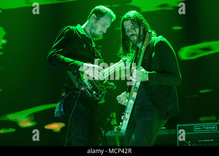 Milan Italie. 17 avril 2018. L'auteur-compositeur-interprète et musicien britannique Roger Waters effectue sur scène à Mediolanum Forum pendant les 'US  + eux Tour 2018' Credit : Rodolfo Sassano/Alamy Live News Banque D'Images