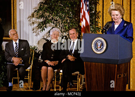 Fichier PHOO*** ***BARBARA BUSH NOUS A QUITTÉS (1925-2018) Le président des États-Unis George H. W. Prix Bush la Médaille présidentielle de la liberté, la plus haute distinction civile décernée par le U.S., à l'ex-premier ministre Margaret Thatcher de Grande-Bretagne dans l'East Room de la Maison Blanche à Washington, DC, le 7 mars 1991. De gauche à droite : Denis Thatcher ; first lady Barbara Bush, le Président Bush, le premier ministre Thatcher.Credit : Howard L. Sachs/CNP /MediaPunch Banque D'Images