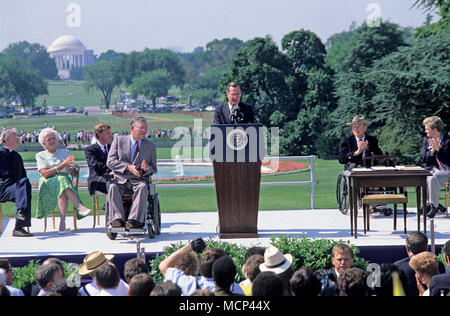 Fichier PHOO*** ***BARBARA BUSH NOUS A QUITTÉS (1925-2018) Le président des États-Unis George H. W. Bush rend commentaires avant de signer l'Americans with Disabilities Act de 1990 en loi au cours d'une cérémonie à la Maison Blanche à Washington, DC Le 26 juillet 1990. Sur la photo, sur scène, (de gauche à droite) : le révérend Harold Wilke, first lady Barbara Bush, vice-président américain Dan Quayle, Evan Kemp, le Président Bush, Justin Dart, et Sandra Parrino. La loi interdit la discrimination des employeurs sur le handicap. Credit : Ron Sachs/CNP /MediaPunch Banque D'Images