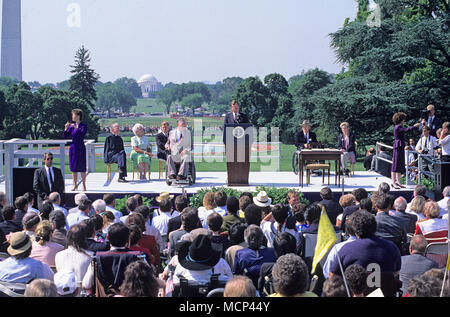 Fichier PHOO*** ***BARBARA BUSH NOUS A QUITTÉS (1925-2018) Le président des États-Unis George H. W. Bush signe la Loi sur les Américains handicapés de 1990 dans la loi au cours d'une cérémonie à la Maison Blanche à Washington, DC Le 26 juillet 1990. Sur la photo, sur scène, (de gauche à droite) : interprète non identifiés, le révérend Harold Wilke, first lady Barbara Bush, vice-président américain Dan Quayle, Evan Kemp, le Président Bush, Justin Dart, Sandra Parrino, interprète et non identifiées. La loi interdit la discrimination des employeurs sur le handicap. Credit : Ron Sachs/CNP /MediaPunch Banque D'Images