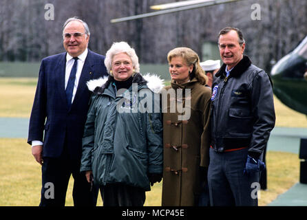 Fichier PHOO*** ***BARBARA BUSH NOUS A QUITTÉS (1925-2018) Le président des États-Unis George H. W. Bush, la droite, et la première Dame Barbara Bush, centre gauche, bienvenue le chancelier Helmut Kohl de l'Allemagne de l'Ouest, à gauche, et son épouse, Hannelore, centre droit, à Camp David, la retraite présidentielle près de Thurmont, Maryland le 24 février 1990. Credit : Ron Sachs/CNP /MediaPunch Banque D'Images